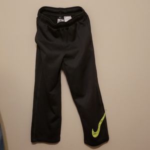 Boys Nike therma-fit sweatpants